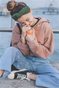 穿成戏精小师妹，全员偷听我心声畅销书目
