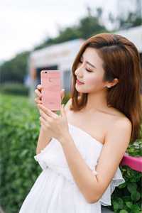 宝宝，乖，他低声诱哄