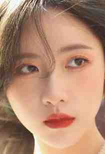 畅销书籍活成前任白月光后，她桃花朵朵开