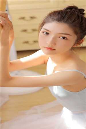 畅销小说活成前任白月光后，她桃花朵朵开