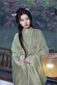 畅销书籍活成前任白月光后，她桃花朵朵开