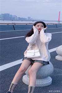 小说穿越小白脸，女帝只想要我