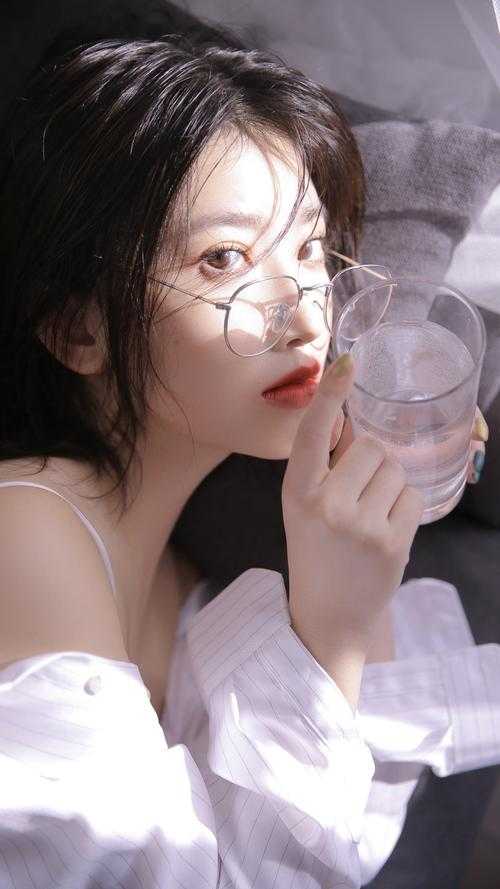 活成前任白月光后，她桃花朵朵开