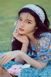 畅销书目活成前任白月光后，她桃花朵朵开