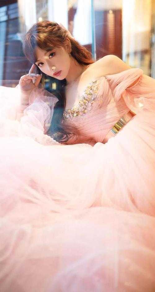 婚礼上被甩，她怒向死对头求婚！文章全文
