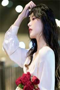 她靠吃播征服星际