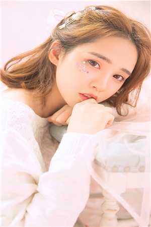 活成前任白月光后，她桃花朵朵开