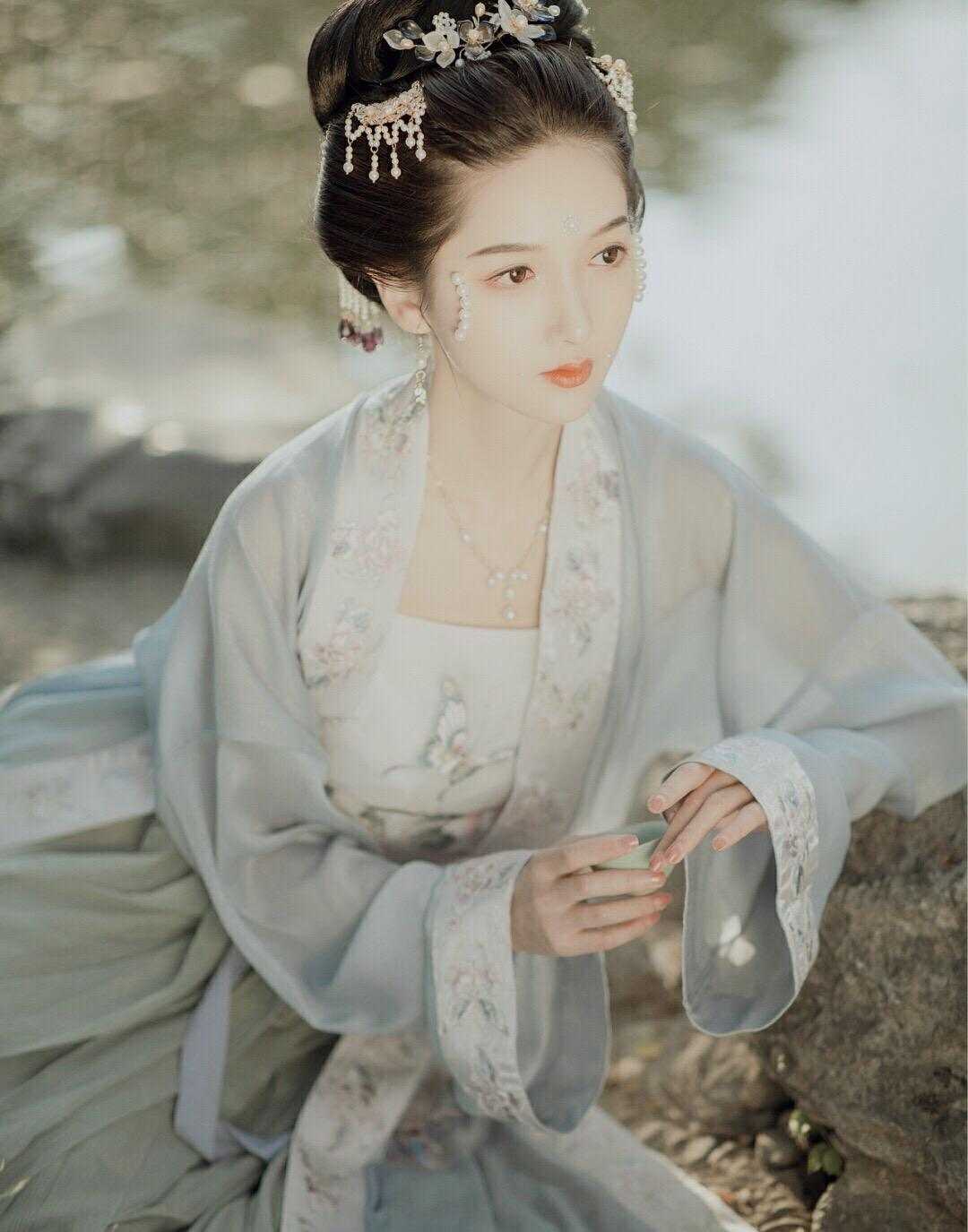 人到中年：开局被戴了绿帽异常火爆