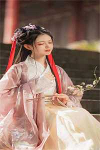 为留下资助的贫困生，女友在我们的订婚宴向他求婚