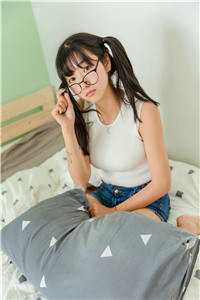 赵无眠英琼楼的小说穿成明君心尖宠，众妃谄媚我开摆