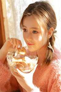 一场酒局，我拿下高冷女领导的信任异常火爆