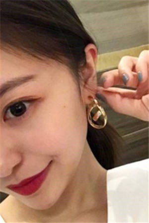 土匪来时，妻子在陪白月光过生日张雨傲李容小说