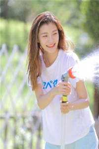我难产诞下女儿后，老公抱着其他女人热吻申屠泽申屠