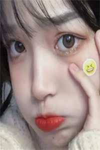 她的眼神里多了几分赞赏